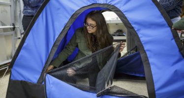 Una squadra di ragazze inventa la tenda a energia solare per i senzatetto